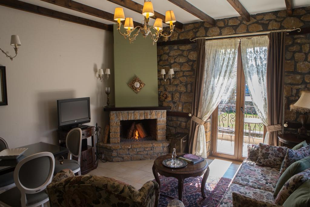 Archontiko Emmanouilidi Suites Като-Лутраки Экстерьер фото