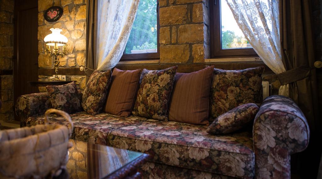 Archontiko Emmanouilidi Suites Като-Лутраки Экстерьер фото